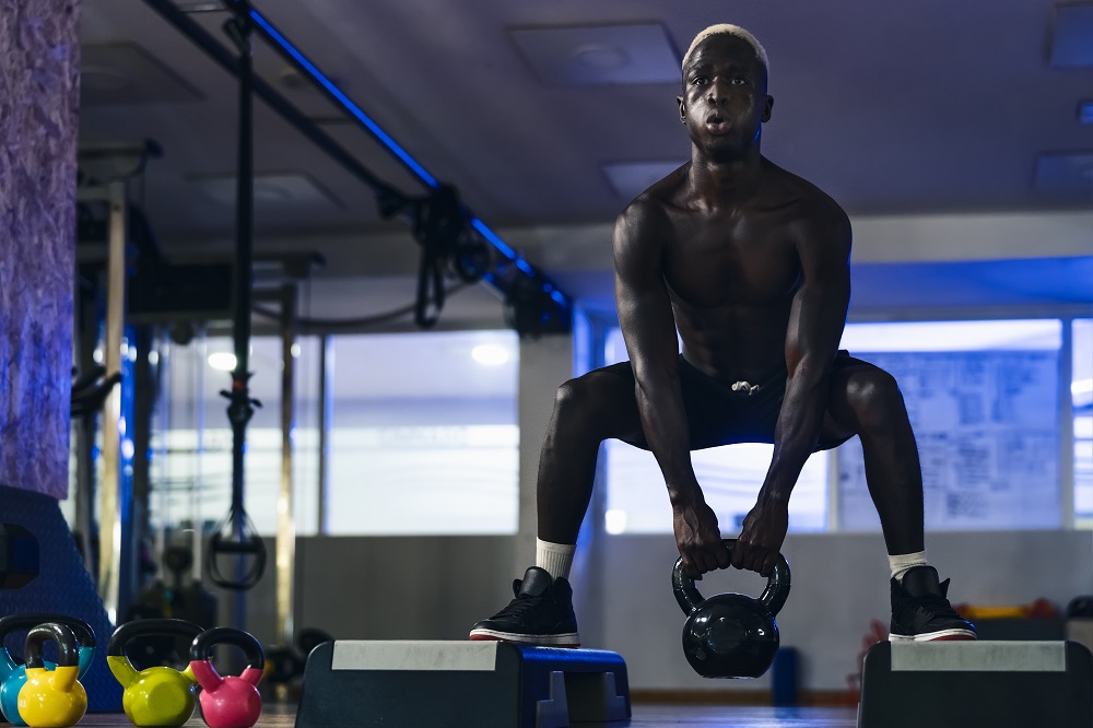 Jovem africano treinando dentro do ginásio