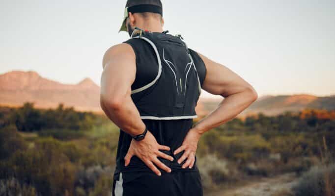 lesão muscular e dor nas costas após o treino ou correndo