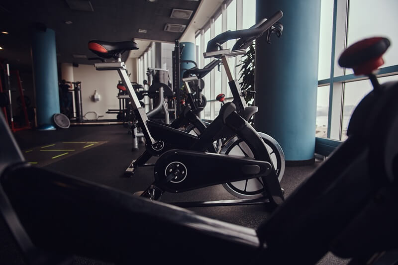 Esporte, fitness, saúde. Bicicletas ergométricas de exercício no centro de fitness