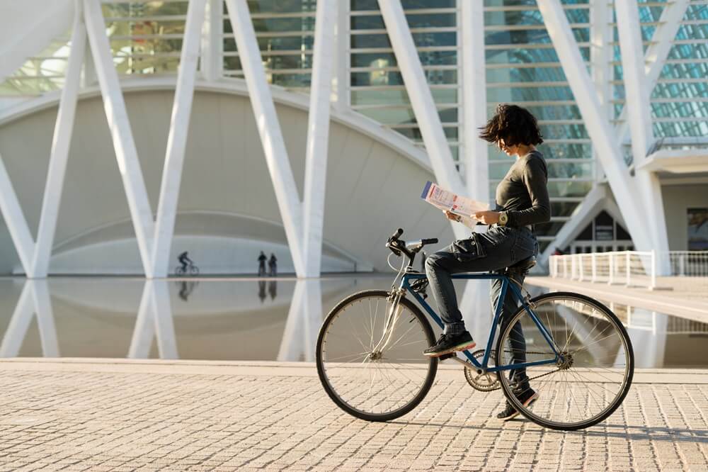 Mulher passeando em uma bicicleta urbana